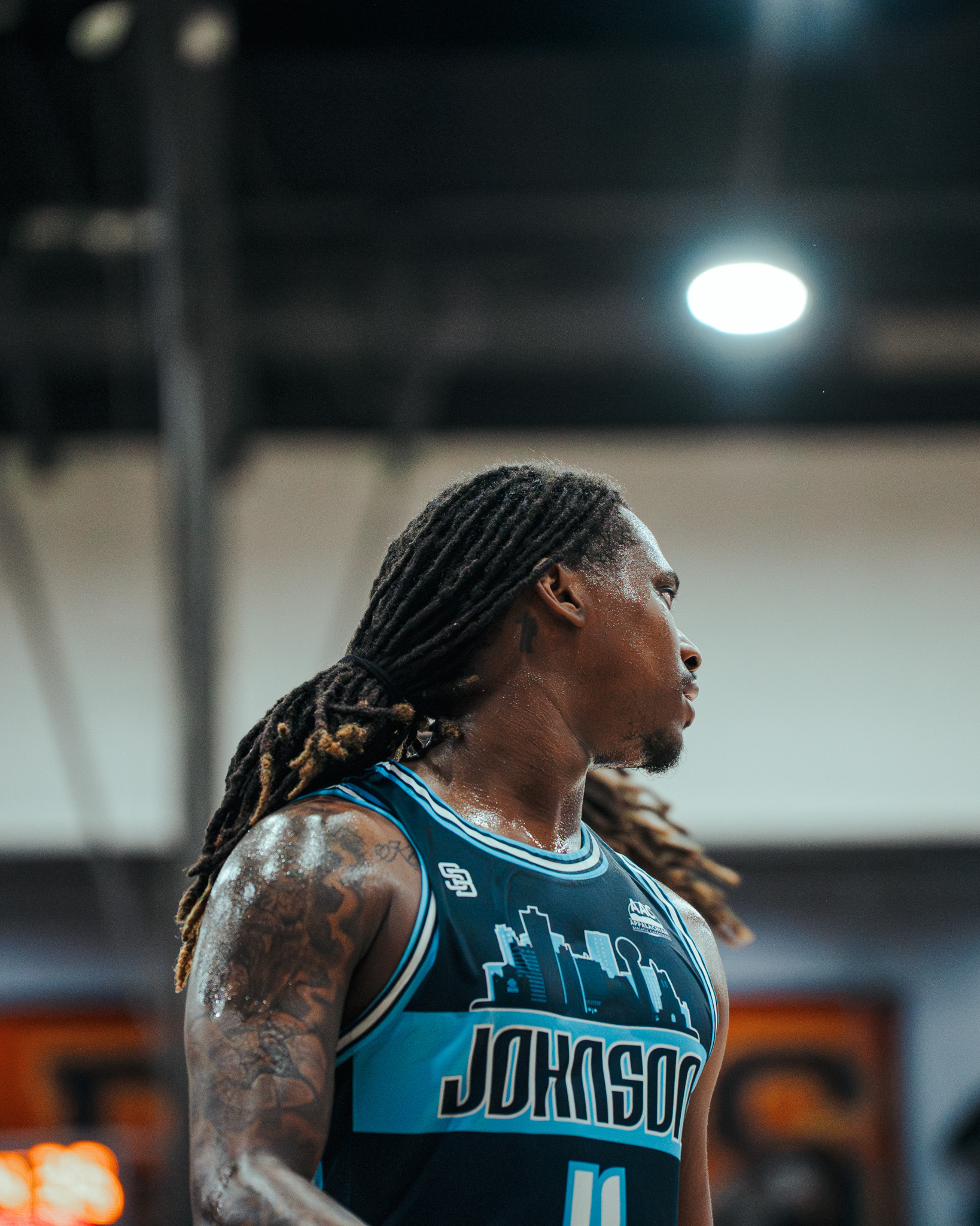 Basketball athlete wearing a teal and black Steelo team uniform